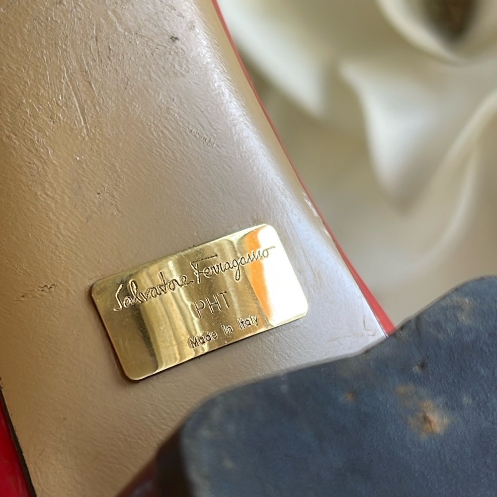 Salvatore Ferragamo Vera Pump in Two-Tone Patent Leather - Picture 13 of 16